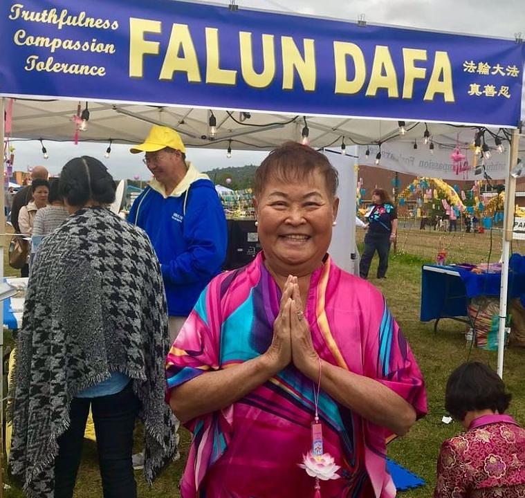 Qiu, stanovnica iz Long Islanda, NY, sa zanimanjem je željela čuti o koristi za zdravlje koje donosi prakticiranje Falun Dafa.