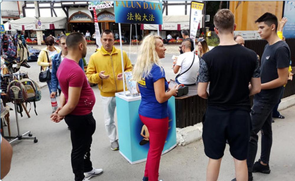 Predstavljanje Falun Dafa u Branu, Rumunjska.