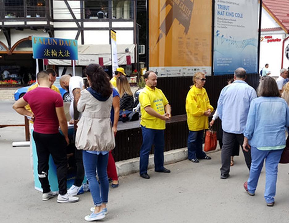 Stanovnici i posjetitelji Brana čekaju u redu da potpišu peticiju protiv progona Falun Gonga.