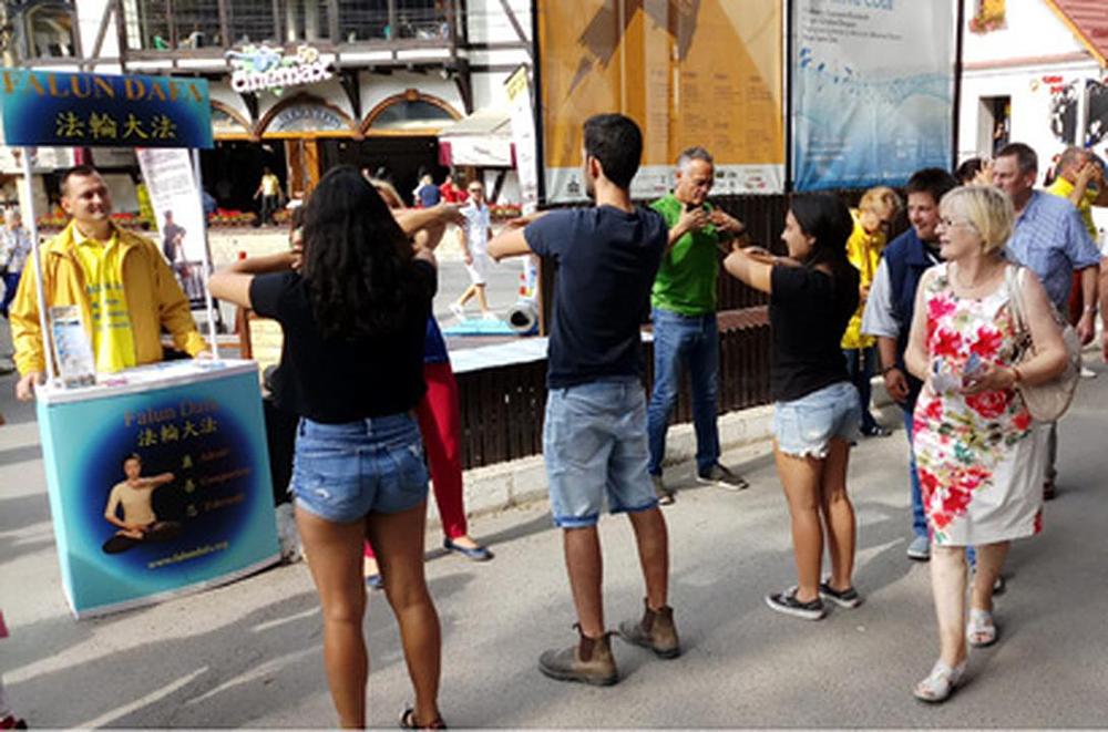 Posjetitelji iz Izraela uče Falun Gong vježbe.