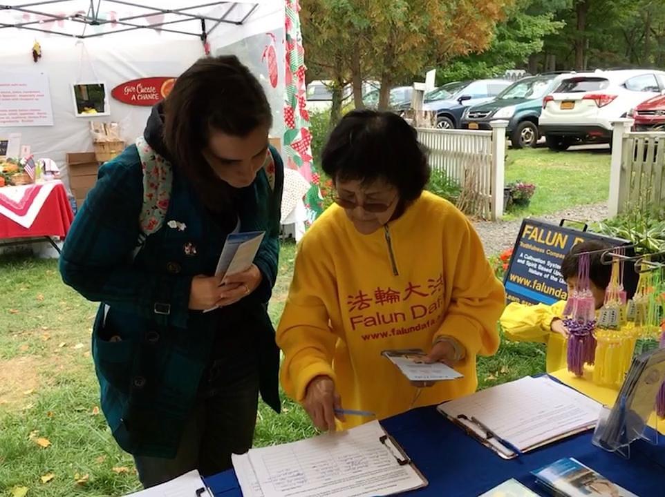 Praktikanti razgovaraju sa posjetiocima na festivalu žetve Sharon Springs o Falun Dafa i progonu u Kini