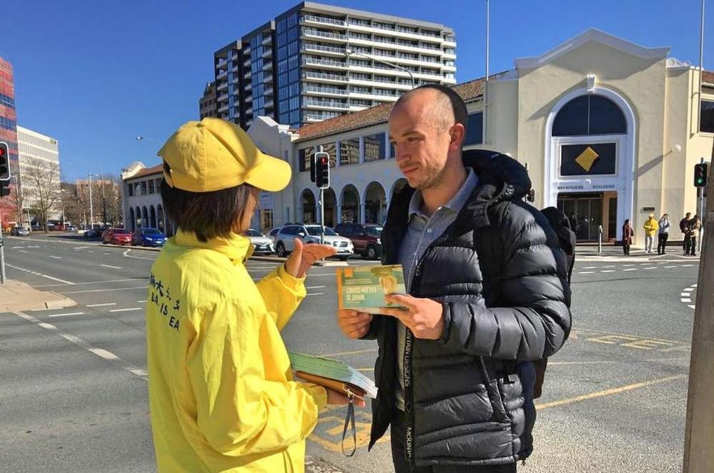 Falun Gong praktikanti pozivaju na akciju, na glavnim križanjima tijekom jutarnjih i popodnevnih prometnih gužvi u Canberri, kako bi se zaustavio progon kojeg provodi KPK.