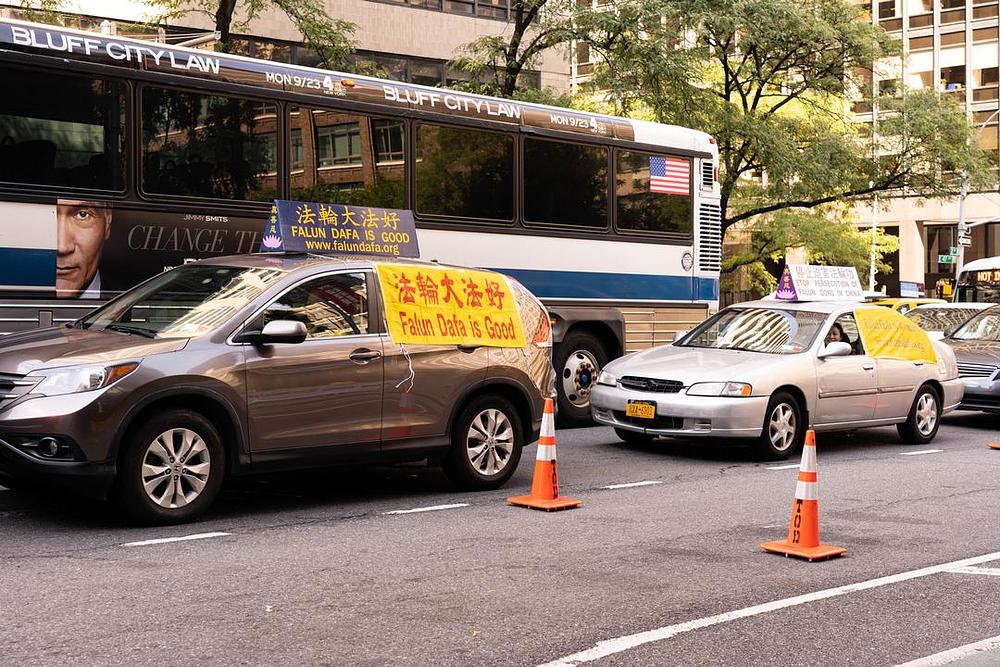 Automobili s natpisima „Falun Dafa je dobar“ 