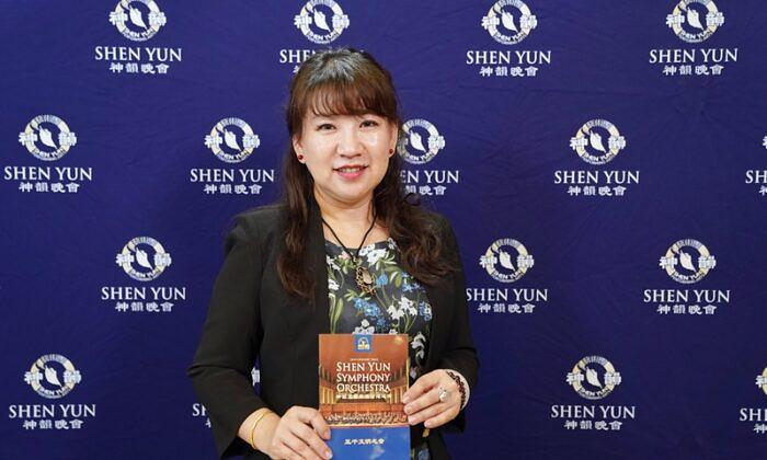 Nagrađivana „umjetnica koja liječi slikama“ Huang Kuan-Yu na matineji Simfonijskog orkestra Shen Yun u Nacionalnoj koncertnoj dvorani u Tajpeiju 23. septembra 2019.