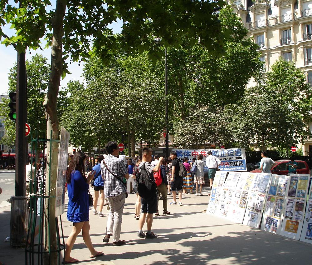Informativni plakati na turističkim lokacijama u Parizu