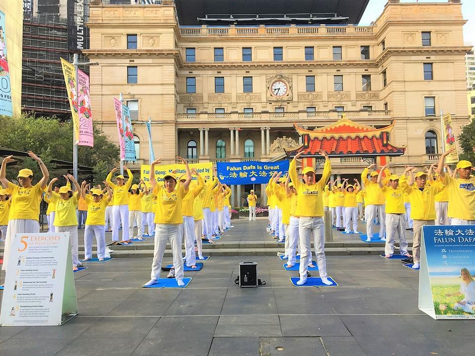 Praktikanti demonstriraju izvođenje Falun Gong vježbi ispred zgrade stare Carinarnice u centru Sydneya.