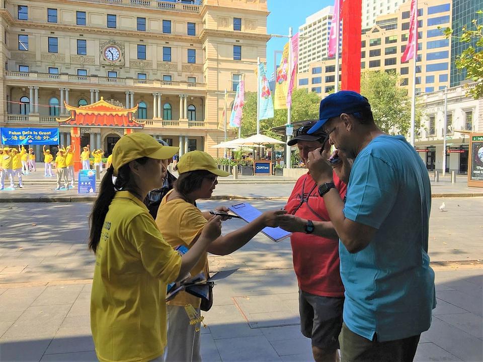 Prolaznici su se zaustavljali želeći saznati više o Falun Gongu i potpisivali peticiju koja poziva na okončanje aktuelnog progona Falun Gong praktikanata u Kini.