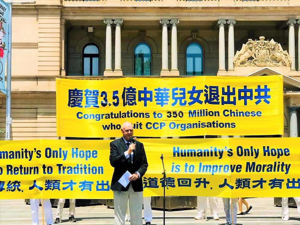 John Deller, portparol Falun Dafa udruženja u Australiji, na skupu