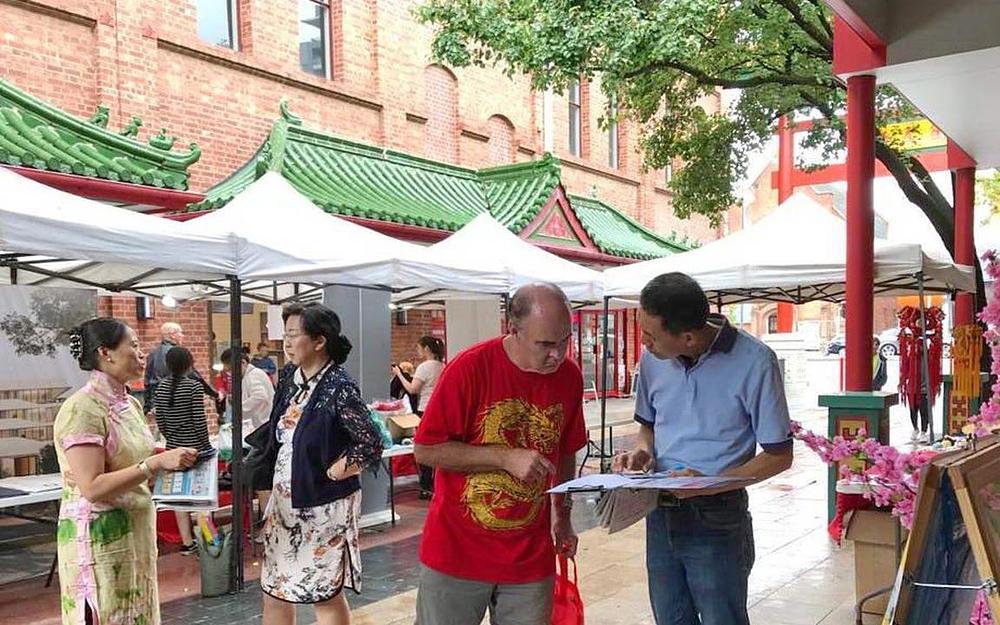 Tokom dana proslave Kineske Nove godine, praktikanti su u kineskoj četvrti u Adelaide predstavljali Falun Gong. 