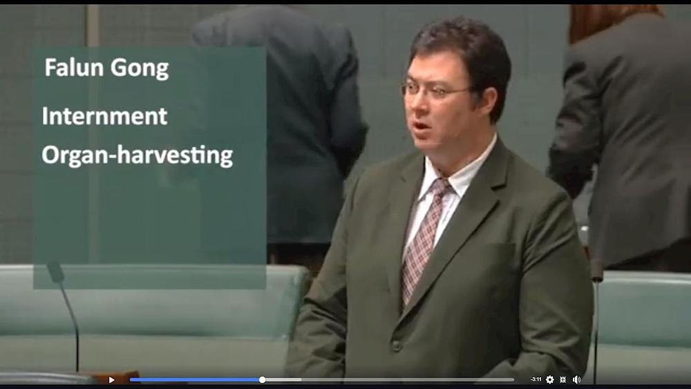 Gospodin Christensen  govori u  australijskom parlamentu u junu mjesecu 2018. godine o tome kako KPK progoni Falun Dafa i druge vjerske grupe, kao i o njenoj infiltraciji u Australiju (fotografija sa videa njegovog govora).