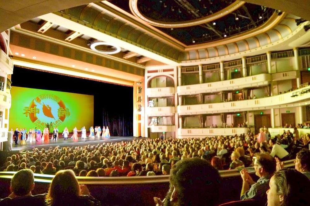  Međunarodna kompanija Shen Yun je izvela dvije rasprodate predstave u pozorištu Mahaffey u St. Petersburgu na Floridi, 15. februara 2020. godine.