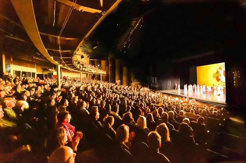 Touring kompanija Shen Yun je izvela dvije rasprodate predstave u dvorani Musical Dome Köln u Kelnu, Njemačka, 15. februara 2020. godine.