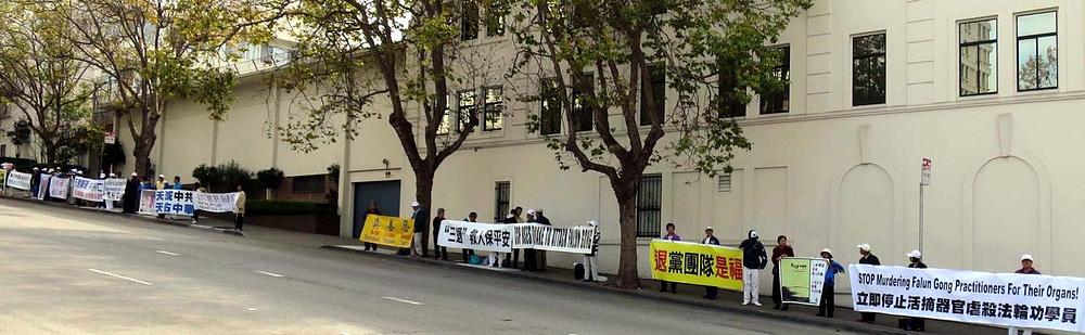Praktikanti su i ovog listopada formirali „Veliki zid istine“, s plakatima i natpisima o progonu Falun Gonga i o pokretu istupanja iz KPK. 