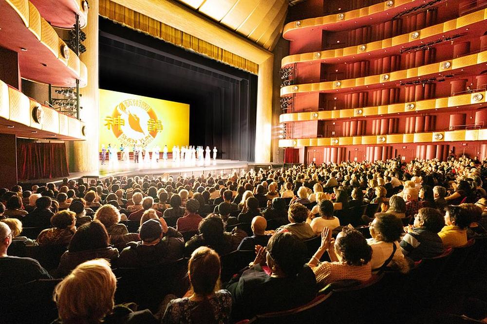 The Shen Yun Global Company u dvorani David H. Koch Theater u Lincoln centru 5. marta 2020. godine. Ovom je predstavom u Lincoln centru započela dvadesetpetodnevna turneju kompanije tokom koje će biti izvedena 21 predstava.