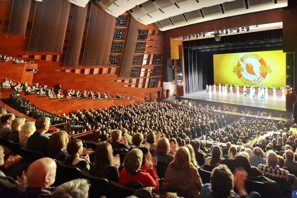 The Shen Yun World Company u dvorani Northern Alberta Jubilee Auditorium u Edmontonu, Alberta, Canada, 6. marta 2020. godine. Kompanija je izvela dvije rasprodate predstave u Edmontonu 6. i 7. marta 2020. godine.