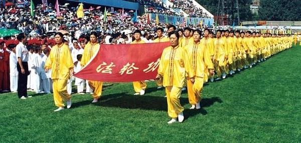 Falun Gong povorka na ceremoniji otvaranja Azijskog sportskog festivala u Shenyangu 1998. godine 