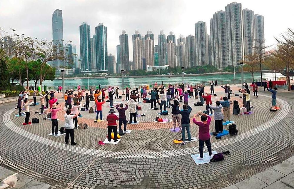 Praktikanti izvode vježbe na javnom trgu u Hong Kongu.