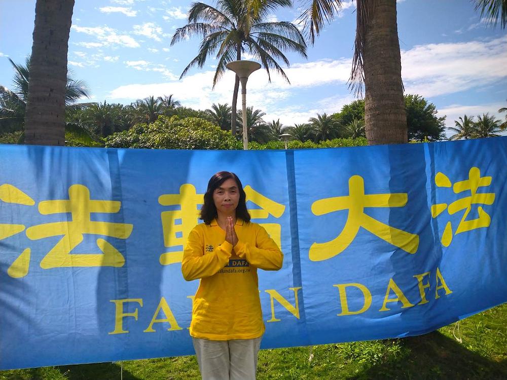 Cui Rong, nastavnica u penziji, je rekla da joj Falun Dafa pomaže da ostane mlada i da je čini boljom osobom.