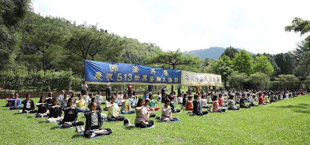 Praktikanti izvode Dafa vježbe u Chalet Crystal Resortu proslavljajući Svjetski Falun Dafa dan.