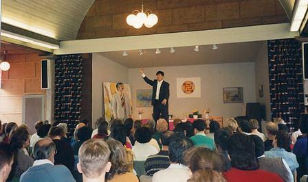 Gospodin Li Hongzhi, osnivač Falun Dafa, održao je predavanja u aprilu mjesecu 1995. godine u Gothenburgu u Švedskoj.
 