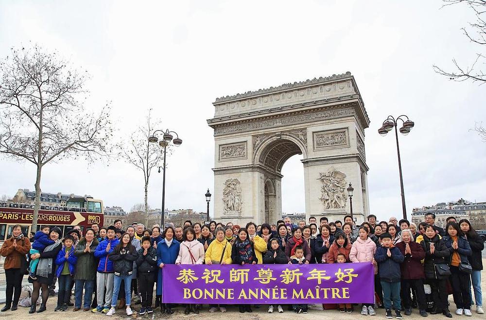 Francuski praktikanti okupili su se kod Arc de Triomphe u Parizu, kako bi osnivaču Falun Dafa, gospodinu Li Hongzhi-u, poželjeli sretnu Novu godinu.