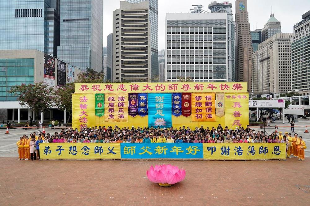 Falun Dafa praktikanti u Hong Kongu slave Novu godinu na trgu Edinburgh i šalju čestitke Učitelju Liju.