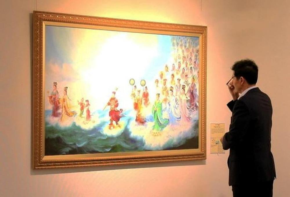 Posjetilac razgledava umjetnička djela. 