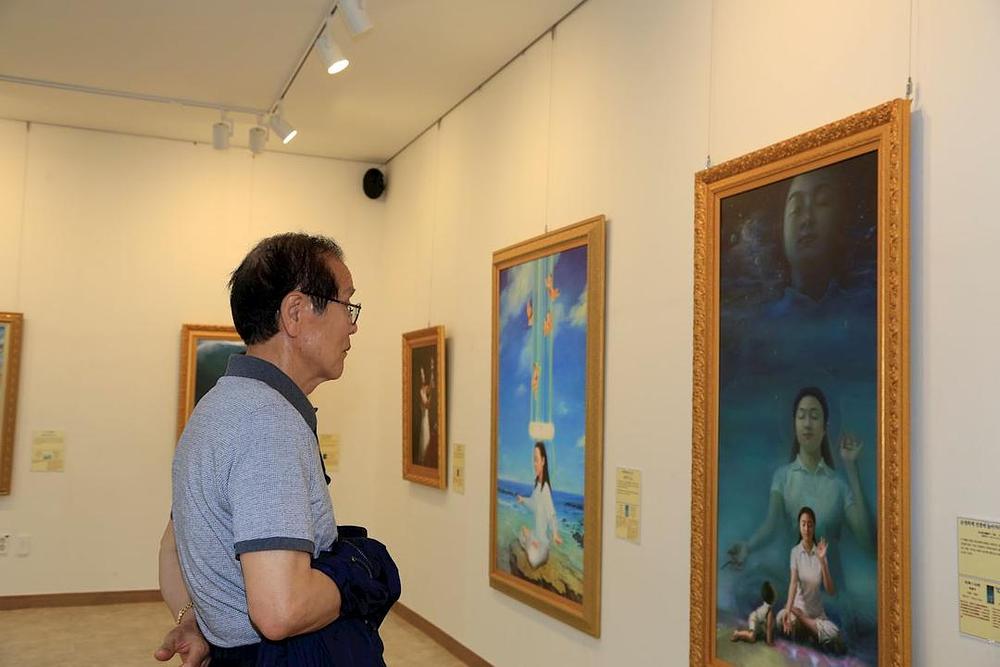 Gospodin Kang, koji ima 77 godina, uživao je u umjetničkim djelima i zainteresiran je za učenje vježbi.
 