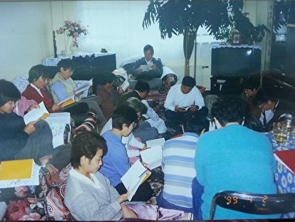Gospođa Wang pokrenula je prvu grupu za učenje Falun Gonga u Melbourneu. Ova je grupna fotografija snimljena u njenom domu prije više od 20 godina. 
