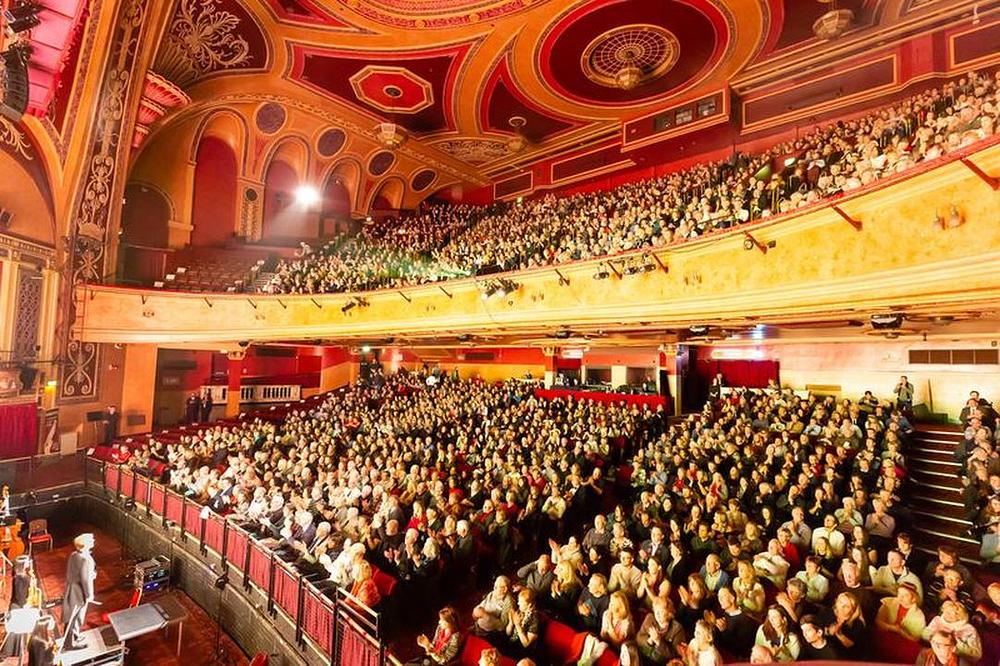 Predstava Shen Yun međunarodne kompanije u Liverpool Empire Theatru u Velikoj Britaniji 3. januara 2020. godine. Kompanija je izvela četiri rasprodate predstave liverpulskim pozorišnim gledaocima od 3. do 5. januara.