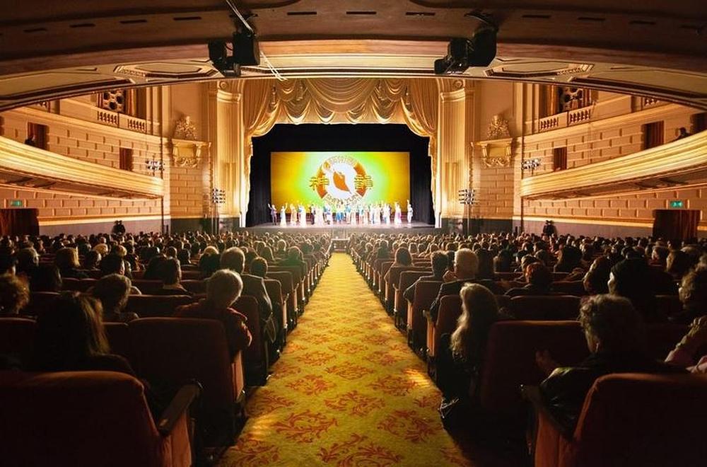 Shen Yun globalna kompanija je izvela osam predstava u opernoj kući War Memorial Opera House u San Francisku, Kalifornija, od 30. decembra do 5. januara.
