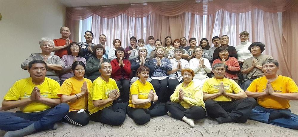 Praktikanti iz Ulan-Udeu šalju novogodišnje čestitke Učitelju Li Hongzhiju, osnivaču Falun Dafa.
 