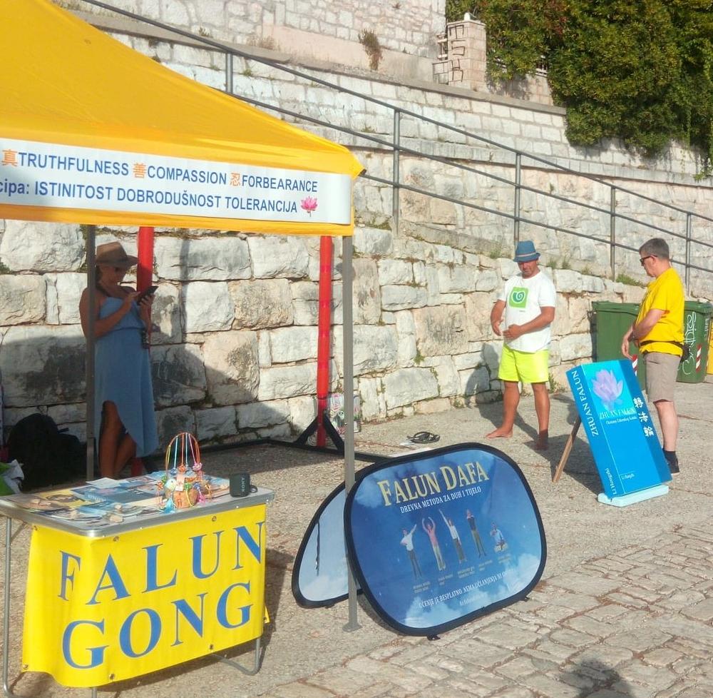 Gospodin iz Hrvatske se informira o Falun Dafa i uči vježbe