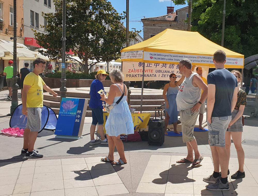 Građani Pule i turisti razgovaraju s praktikantima i informiraju se o praksi Falun Dafa, o progonu i žetvi organa u Kini