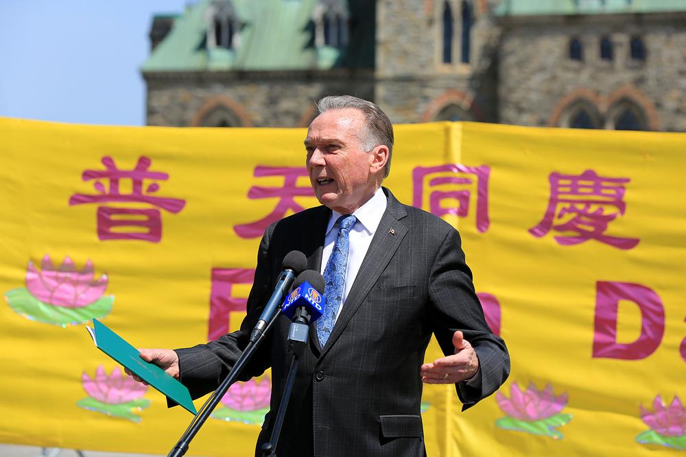 Peter Kent, poslanik u Kanadskom parlamentu, prisustvovao je mitingu Falun Gong praktikanata održanom 9. maja 2018. godine.
 