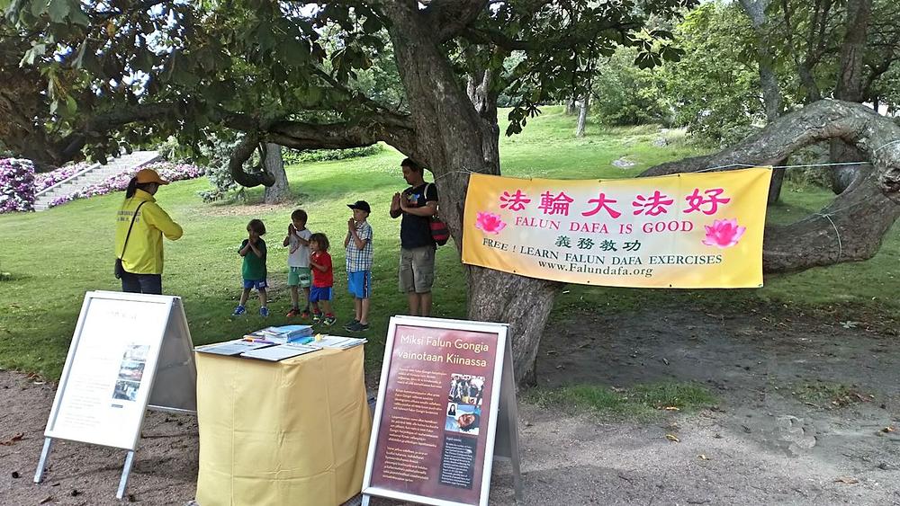 Četvoro djece i otac uče Falun Gong vježbe.