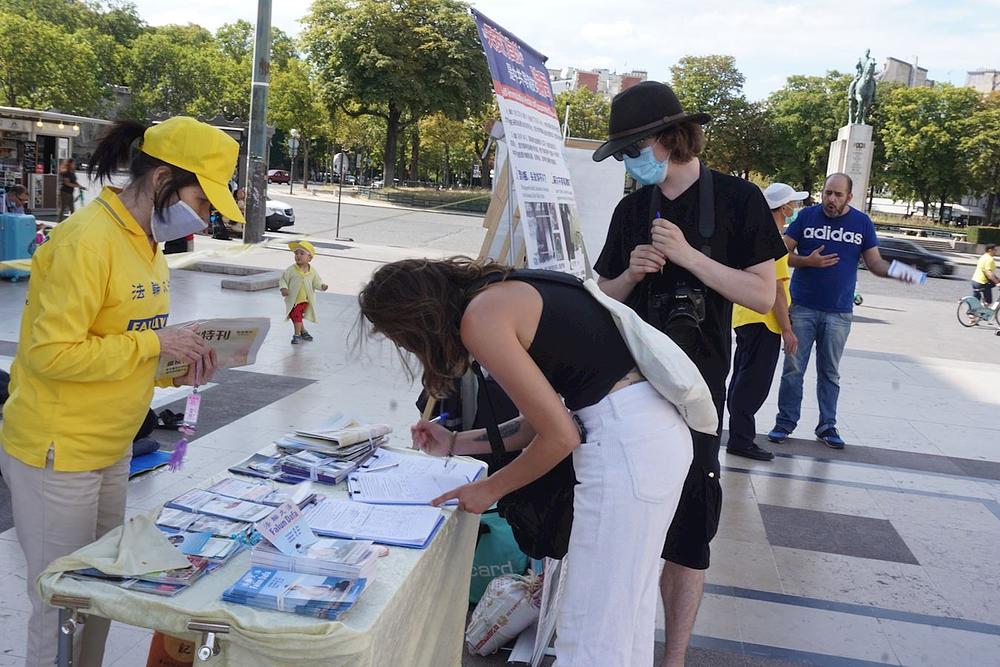 Turisti potpisuju peticiju