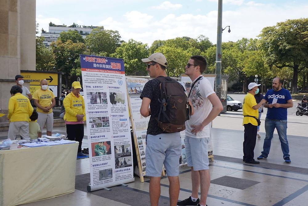 Posjetitelji saznaju o Falun Gongu