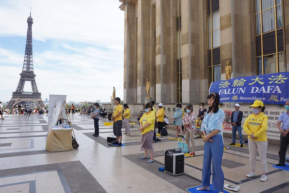 Falun Gong praktikanti svake nedjelje zajedno rade vježbe na Trgu slobode i ljudskih prava.