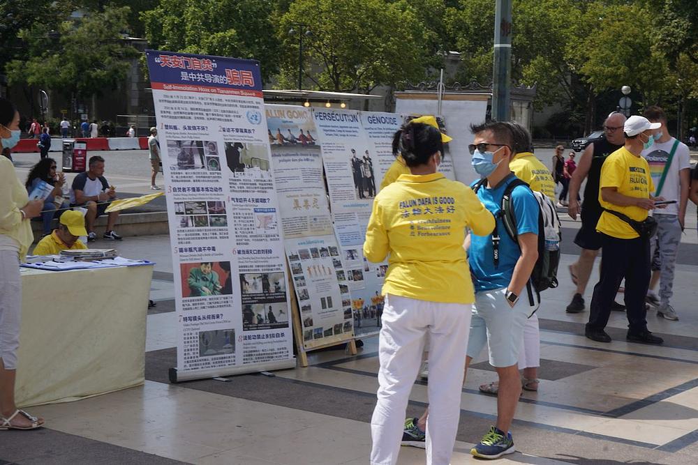 Kineski turisti saznaju o Falun Gongu i napuštaju organizacije KPK kojima su se u prošlosti pridružili u Kini.
