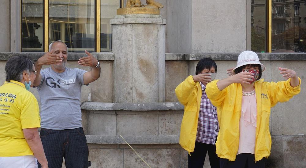 Lokalni stanovnik Pariza naučio je četiri Falun Gong vježbe i planira saznati više sljedeće nedjelje.