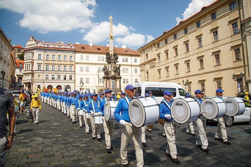 Tian Guo Marching Band prolazi kroz zatvorene ulice u centru Praga 