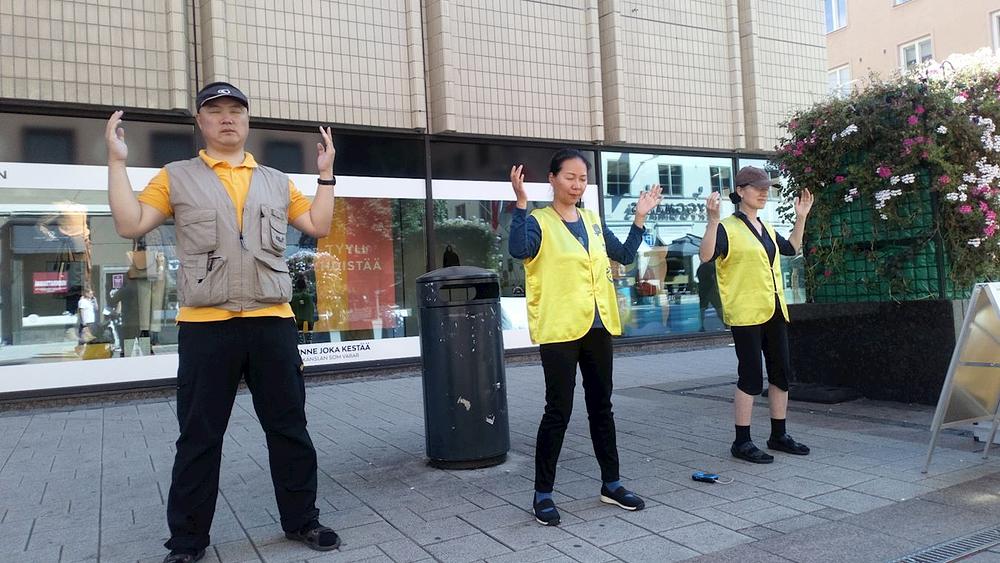 Demonstracija izvođenja Falun Gong vježbi u Turku, Finska, 19. avgusta 2020. godine.
