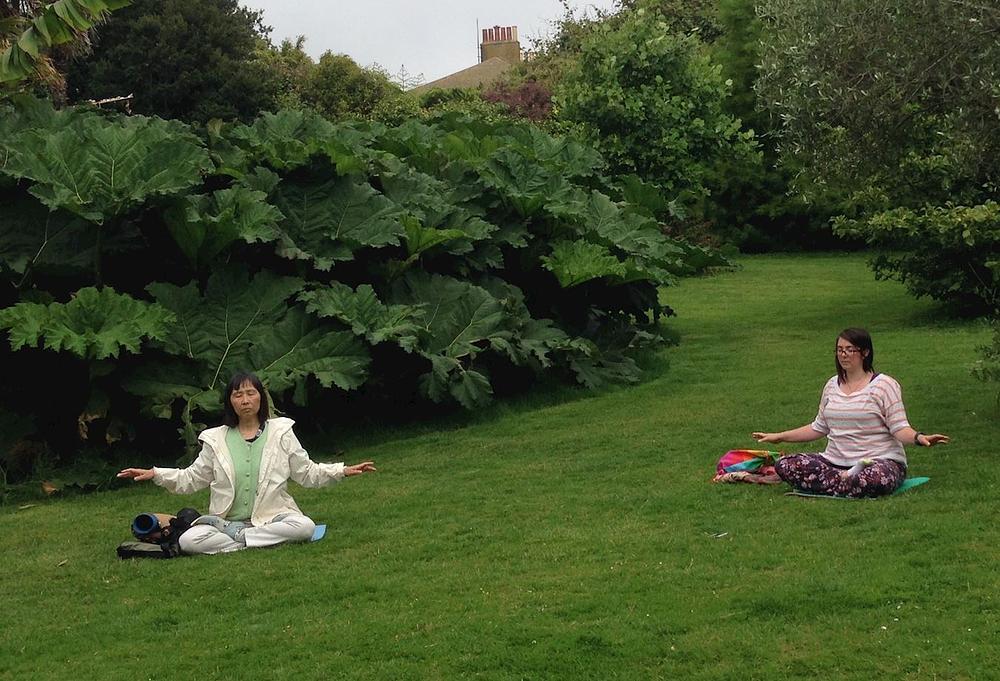 Yukari i Rose (desno) rade Falun Dafa vježbe u vrtovima Morrab. 