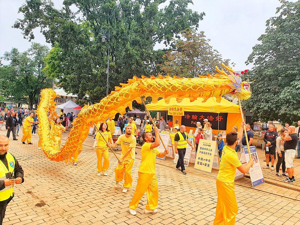 Praktikanti Falun Gonga učestvuju na 12. Varšavskom kulturnom festivalu.
