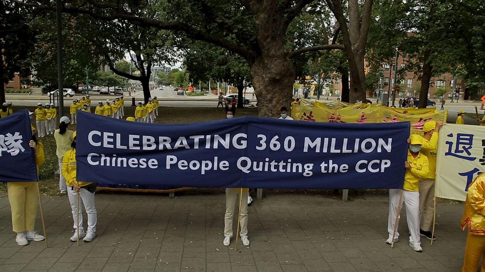 Praktikanti Falun Gonga su u Torontu održali skup i paradu na temu „Zaustavite progon i dezintegrirajte KPK“.