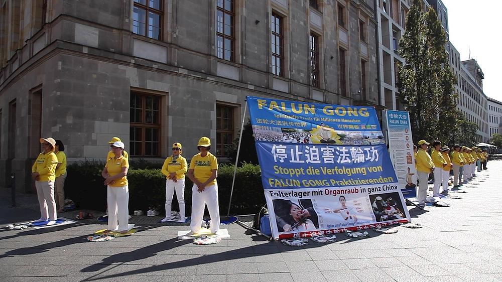 Praktikanti Falun Gonga okupljeni ispred nemačkog Parlamenta, 14. septembra, s ciljem da podrže usvajanje zakona koji bi omogućio nemačkoj vladi da sankcioniše zvaničnike KPK koji su učestvovali u progonu Falun Gonga