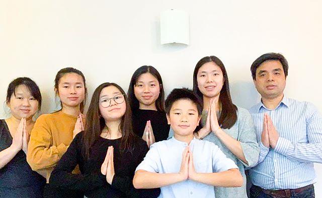 Gospodin Xu (prvi s desna) i njegova sedmeročlana porodica prakticiraju Falun Dafa. 