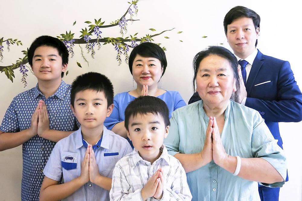 Gospođa Zhang i cijela njena porodica žele Učitelju Liju sretan rođendan.