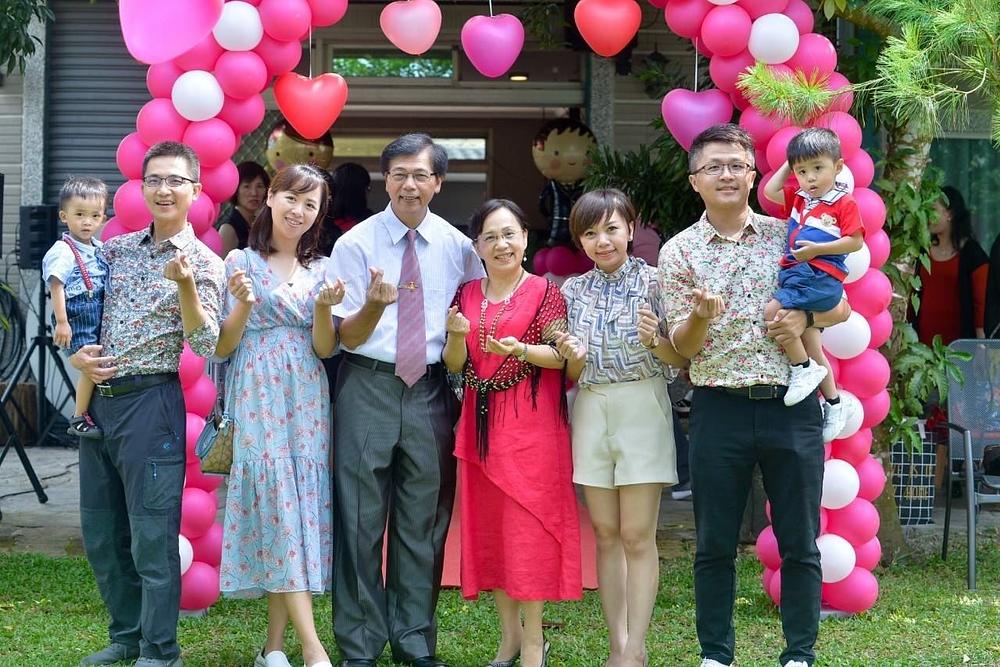 Sretna porodica: Liu Minghui i njegova supruga (u sredini), njihove kćeri, zetovi i unuci.
 